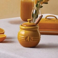 Le Creuset Honingpot Met Spatel Aardewerk Nectar 12 Le Creuset Honingpot Met Spatel Aardewerk Nectar -Winkel Voor Keukenbenodigdheden le creuset honingpot met spatel aardewerk nectar 1